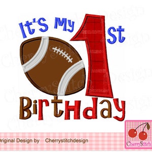 Puede incluir: Diseño de bordado "Es mi primer cumpleaños" con un número uno de cuadros rojos y blancos, una pelota de fútbol marrón y las palabras "Es mi primer cumpleaños" en azul y marrón.