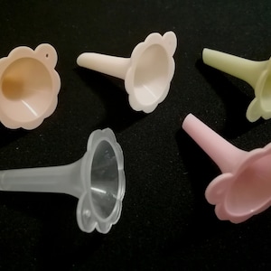3pcs Mini Plastic Funnel Plastic Petal Edge Funnel Pink Funnel Small Perfume Divider Plastic Funnel Small Liquor Funnel Spray Bottle Funnel