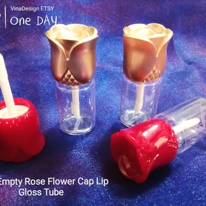 Puede incluir: Tres tubos de plástico transparente con tapas de color dorado en forma de rosa y tapas de color rojo en forma de rosa. Los tubos son tubos de brillo labial vacíos con tapa de flor de rosa de 10 ml.