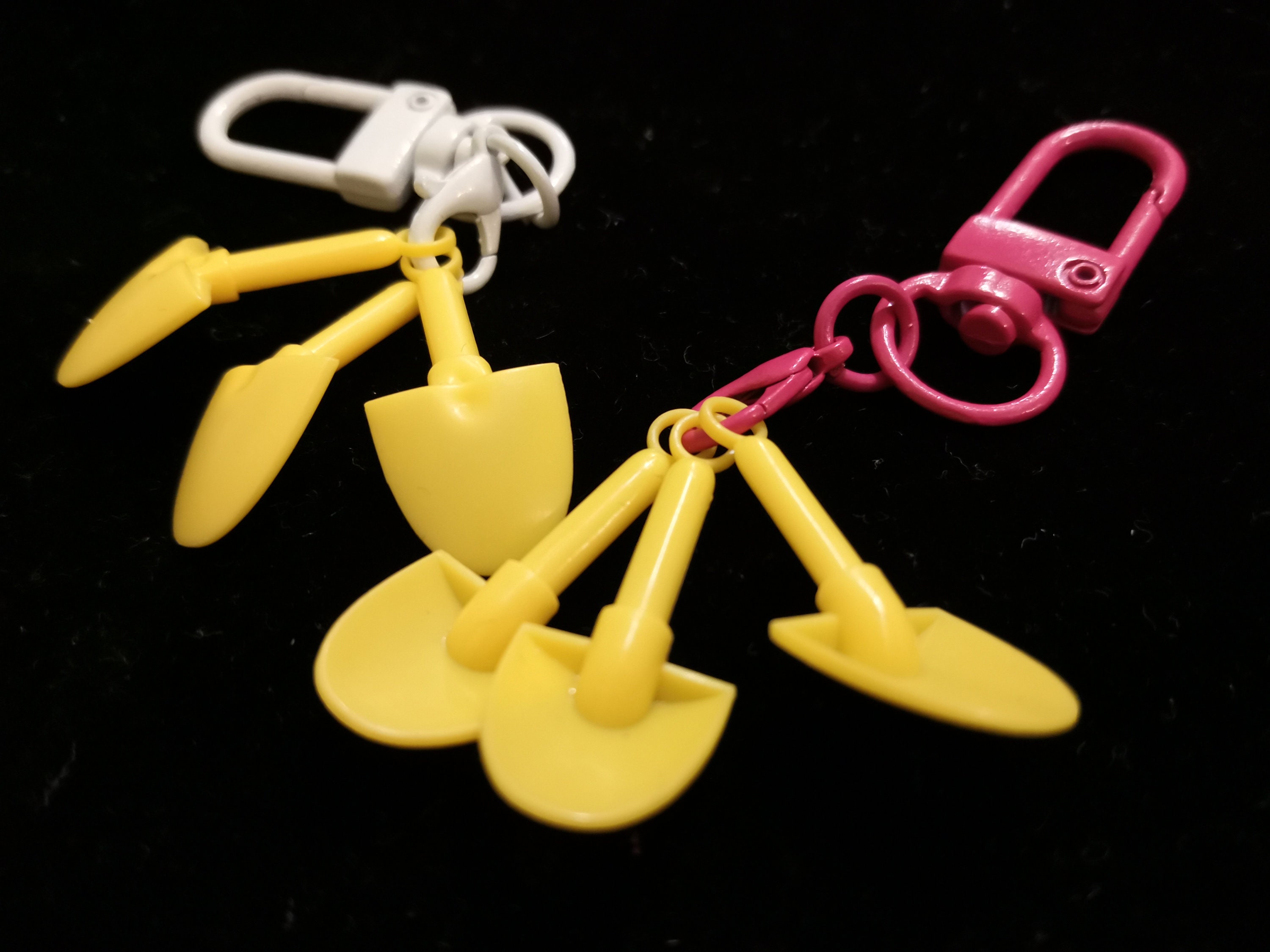 Showel Keychain Mini Plastic Yellow Shovel W/ Colorful Keychain Powder Shovel Gitter ...