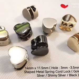Peut inclure: Verrous de cordon à ressort en métal en forme de cœur, en or, argent mat, argent brillant et noir. Chaque verrou mesure 14 mm x 11,5 mm avec un trou de 3 mm à 3,5 mm. Le texte "VinaDesign One DAY" est inclus.