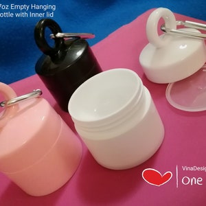 Puede incluir: Tres botellas de plástico vacías colgantes con tapas interiores. Las botellas son de 20 ml / 0,7 oz y vienen en negro, blanco y rosa.