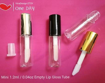 May include: Three clear plastic lip gloss tubes with different colored caps: silver, black, and gold. Each tube has a white doe-foot applicator. The tubes are 1.2 ml / 0.04 oz. Mini 1.2ml / 0.04oz Empty Lip Gloss Tube