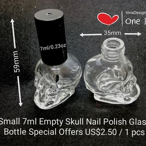 Op de afbeelding: Twee doorzichtige glazen schedelvormige flessen met zwarte doppen. De flessen zijn 5,9 cm hoog en 3,5 cm breed. De flessen zijn gelabeld met "7 ml/0,23 oz".