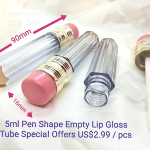 Puede incluir: Cinco tubos de plástico transparente con forma de lápiz con tapas de goma rosa y detalles dorados. Los tubos miden 90 mm de largo y 16 mm de ancho. Los tubos están vacíos y se pueden usar para brillo de labios u otros líquidos.  5ml Pen Shape Empty Lip Gloss Tube Special Offers US$2.99 / pcs