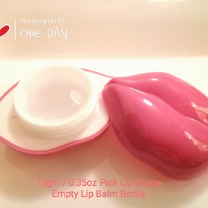Könnte beinhalten: Leerer rosa Lippenbalsambehälter in Lippenform mit einem Schraubverschluss. Der Behälter ist 10 g / 0,35 oz.