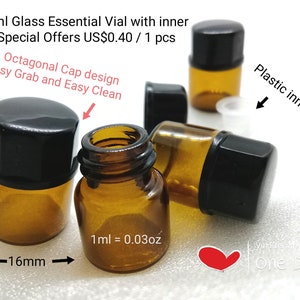 Könnte beinhalten: Ein Satz von vier bernsteinfarbenen Glasfläschchen mit schwarzen achteckigen Kappen. Jedes Fläschchen fasst 1 ml oder 0,03 oz Flüssigkeit. Die Fläschchen sind 22 mm hoch und 16 mm breit. Der Text "Octagonal Cap design Easy Grab and Easy Clean" ist auf dem Bild zu sehen. Der Text "Plastic inner cover" ist auf dem Bild zu sehen.
