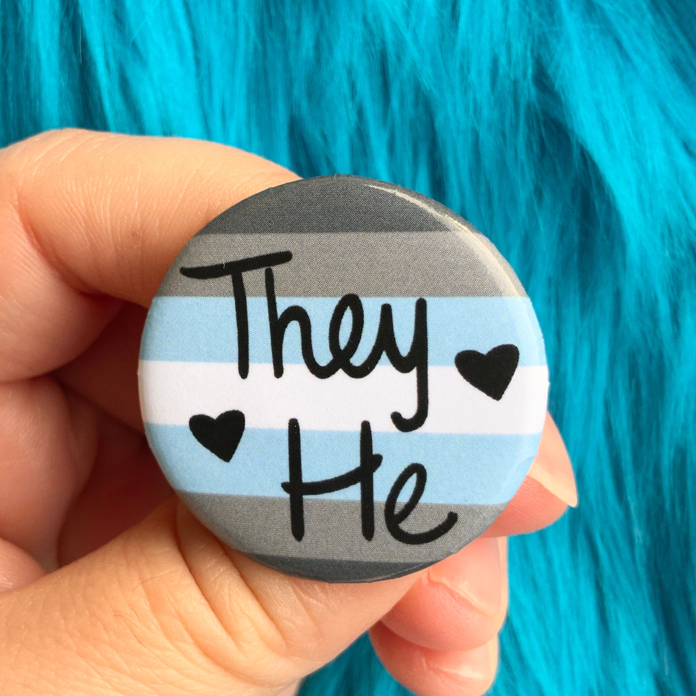 LGBT Pronomen Pins She Her He Him They Them Acryl H Produktbild-Vorschau 10