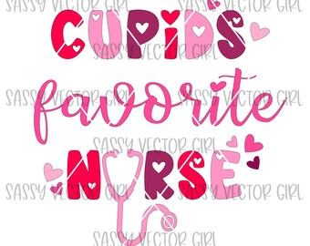 以下が含まれることがあります： ピンクと赤のグラフィックデザインで、「Cupid's Favorite Nurse」というテキストと聴診器のグラフィックが描かれています。
