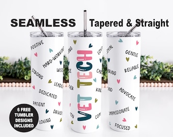 Puede incluir: Tres vasos de acero inoxidable blancos con tapas negras y pajitas. Cada vaso tiene un diseño diferente con palabras y corazones coloridos. Los vasos están etiquetados como "VET TECH", "POSITIVE" y "GENTLE".