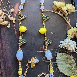 Cadena para gafas de oro con diseño de limonero / Cristal checo / Flores blancas / Estilo cottagecore / Cadena de bruja para gafas / Bonito regalo celestial