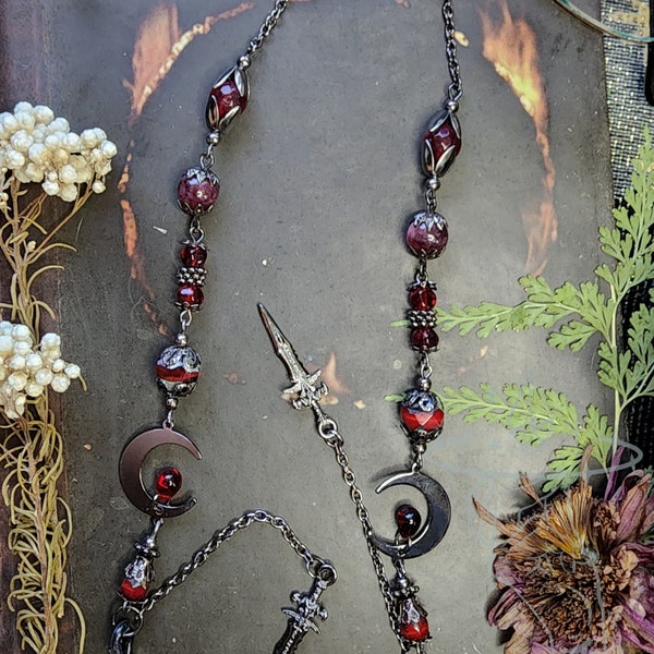 Cadena para gafas Blood Moon Gunmetal / Cristal checo / Cuentas de granate rojo / Sangre de vampiro / Cadena de bruja oscura para gafas / Regalo gótico celestial