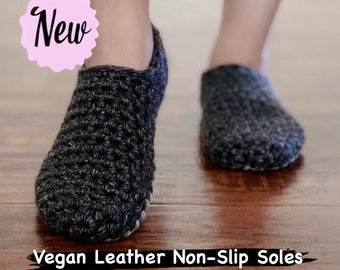 Gehäkelte Slipper Haus Schuhe mit Rutschfester Vegan Leder Sohle Handgefertigte Wollmischung in Grau Geschenkidee Mutter Vatertag Geburtstag Weihnachten