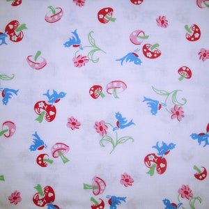 Może przedstawiać: Biała tkanina z powtarzającym się wzorem niebieskich ptaków, czerwono-białych grzybów i różowych kwiatów.