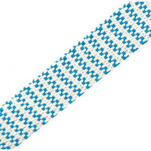 Può includere: Un nastro intrecciato blu e bianco con un motivo a scacchi.