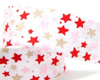 Weißes Schrägband mit roten beigen und rosa Sternen, 18 mm