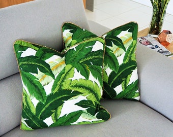 Außen Kissenhülle. Bananenblatt Kissen. Grünes und weißes Kissen. Außenkissen mit Palmblättern. Tropisches Kissen. Wohndekoration.