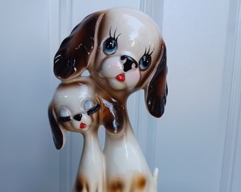 VENDITA statuetta di cani con ciglia alte kitsch vintage della metà del secolo