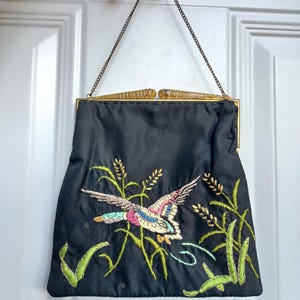 Bolso de mano antiguo vintage de los años 20, de rayón y seda, bordado en negro, con estampado de pato, con forro degradado.