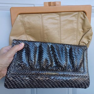 Lote de 2 carteras vintage de piel de serpiente de los años 70 con bandolera y carteras de mano de piel color canela