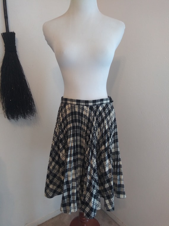 SALE Vintage 1950s plaid pleated school girl circ… - image 1