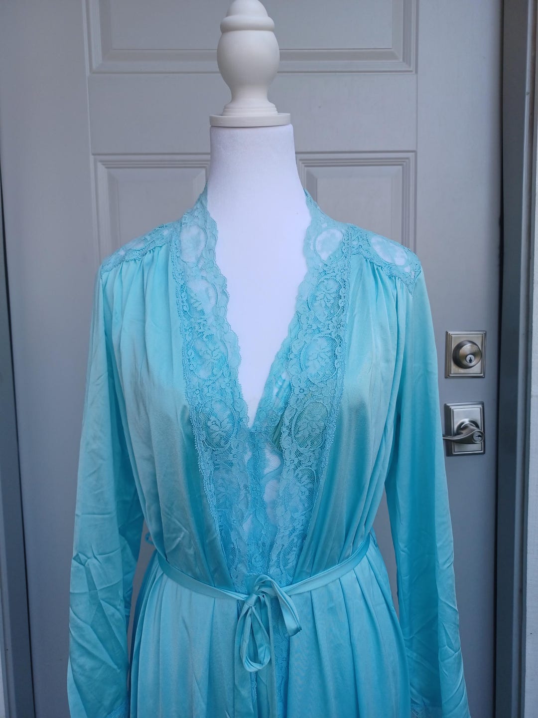 ヴィンテージの素敵なアイシーブルーのオルガナイトガウンとローブ