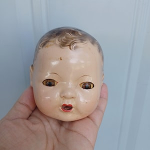 VERKOOP Vintage antieke kleine babypop hoofd onderdelen met slaperige ogen mixed media Halloween decor
