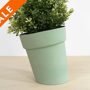 Förvrängd stengodsplantering, modern skev design, handgjord i Nederländerna