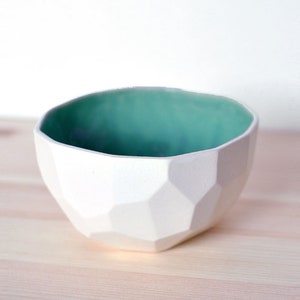 Modern ceramic breakfast and soup bowl handmade in polygons out of porcelain facetted design Poligon mdeium bowl Emerald Green zdjęcie 1