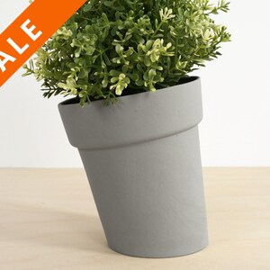 Förvrängd stengodsplantering, modern skev design, handgjord i Nederländerna