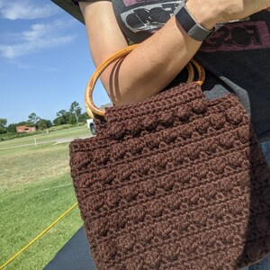Monedero de crochet de bambú marrón chocolate con asas en los bolsillos interiores