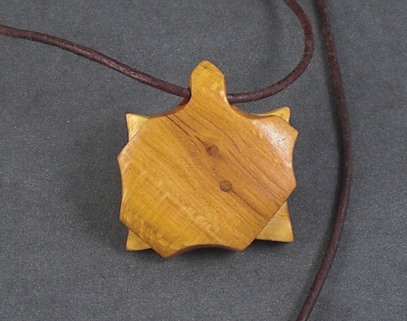 Wooden pendant Lady Augusta with a branch hole