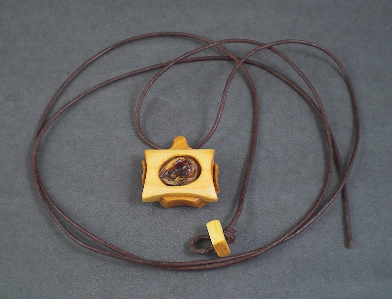 Wooden pendant Lady Augusta with a branch hole