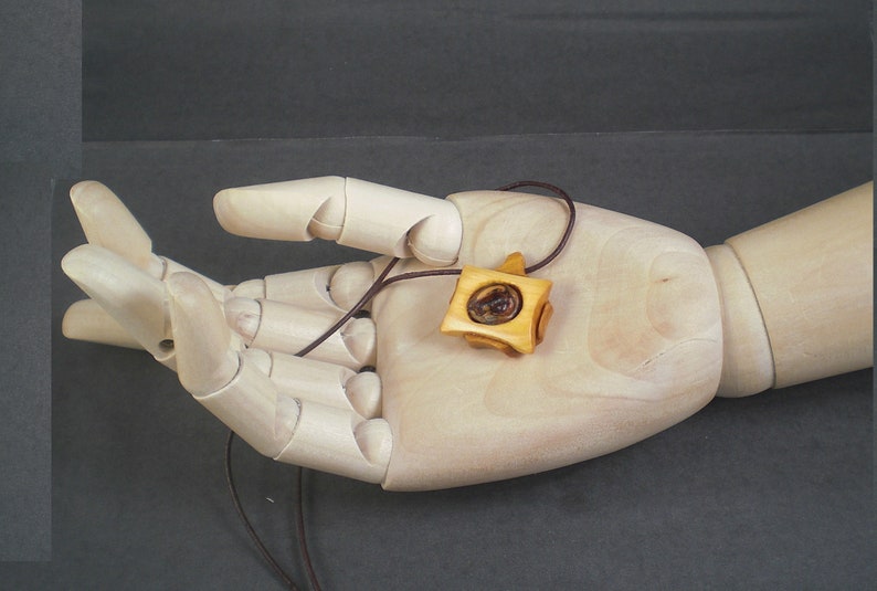 Wooden pendant Lady Augusta with a branch hole