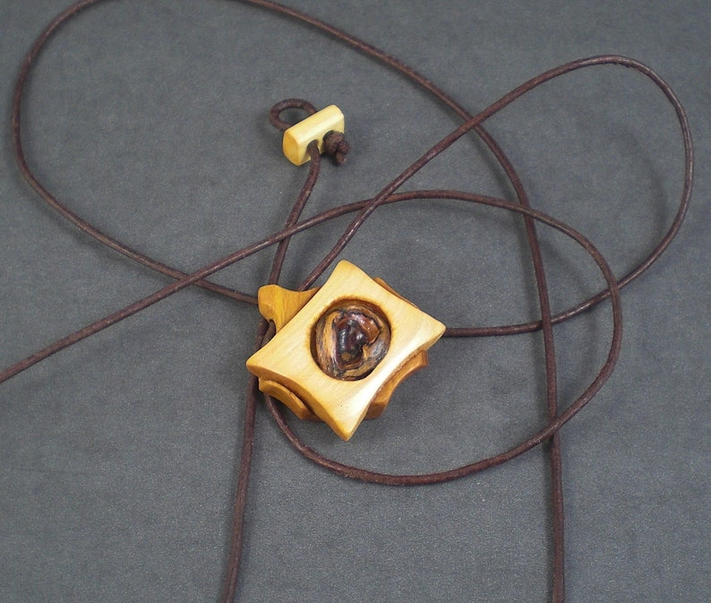 Wooden pendant Lady Augusta with a branch hole