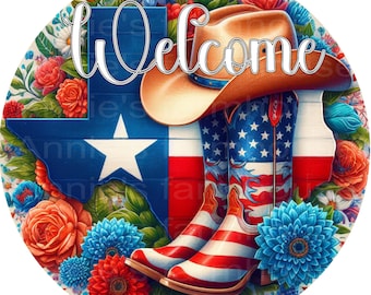 Puede incluir: Un letrero redondo de madera con un mensaje de bienvenida en letras blancas. El letrero está decorado con un sombrero de vaquero, botas de vaquero y una bandera de Texas con una estrella azul. El fondo es una corona de flores rojas, blancas y azules.