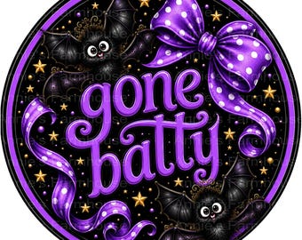 Puede incluir: Un letrero circular con el texto "gone batty" en letra cursiva morada. El diseño incluye dos murciélagos negros esponjosos con ojos grandes, un gran lazo morado con lunares blancos y varias estrellas doradas pequeñas sobre fondo negro.