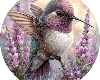 Puede incluir: Ilustración detallada de un colibrí posado en una rama, rodeado de flores de lavanda. El ave tiene plumas moradas y verde azulado con el pecho blanco. Una mariposa revolotea en el fondo, con una paleta de colores pastel.