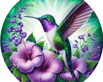 Puede incluir: Un diseño circular vibrante con un colibrí en vuelo, rodeado de flores de hibisco moradas y lavanda. El colibrí tiene plumaje verde, morado y blanco. El fondo pasa de verde a blanco, creando un tema floral brillante.