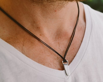 Collana con sega per uomo, ciondolo a forma di sega in argento, lunghezza e colore personalizzabili, collana minimalista con cordino in cotone, regalo per tuttofare per lui, cordino nero