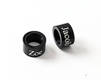 Dije grabado, colgante de cuentas negras grabado personalizado con nombre, fecha especial y mensaje personal, dije de iniciales personalizado, regalo sentimental