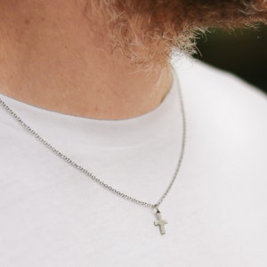 男性用クロスネックレス、花婿の付添人への贈り物、メンズネックレス ステンレススチール クロスペンダント、シルバーチェーン、彼への贈り物、クリスチャン カトリックネックレス