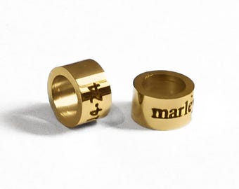 Ciondolo inciso, ciondolo con perlina color oro inciso personalizzato, nome, data speciale e messaggio personale, ciondolo con iniziali personalizzate, regalo sentimentale