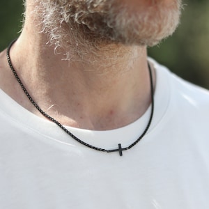 Kruisketting voor mannen, zijwaarts kruis, herenketting waterdichte kruishanger, zwarte ketting bevestigingscadeau voor hem, christelijk katholiek