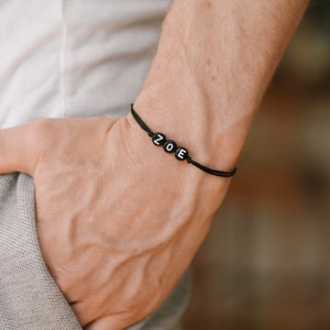 Pulsera con nombre, pulsera personalizada para hombre, cuentas redondas con letras negras iniciales, pulsera con monograma personalizado para hombre, regalo para hermano para él