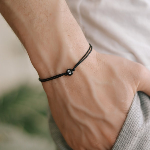 Pulsera inicial, personalizar pulsera de hombre, cuenta redonda negra, cordón negro letra inglesa, pulsera monograma personalizada para hombre regalo para él