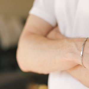 Pulsera Forever Young para hombre, pulsera de hombre, charm de plata con frase 'Forever Young', pulsera de cadena, talla personalizada, regalo para él padre