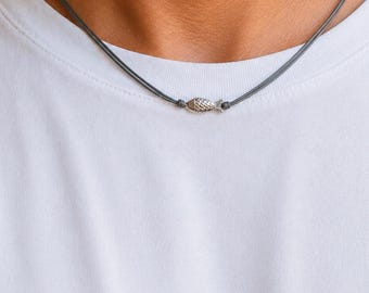 男性用魚ネックレス、シルバートーンの魚ビーズペンダント、長さと色のカスタムストリング、彼への釣りギフト、オーシャングレーコード、メンズジュエリー