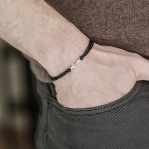 Kruisarmband voor mannen, bruidsjonkers cadeau, herenarmband met zilverkleurige kruisbedel, zwart koord, cadeau voor hem, christelijke katholieke sieraden