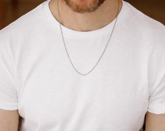 Collana a catena da uomo, catena a maglia fine in acciaio inossidabile color argento e chiusura a moschettone.